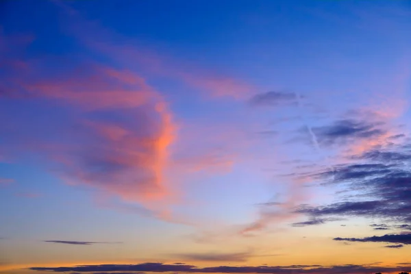 하늘을 배경으로 추상적 아름다운 풍경의 — 스톡 사진