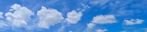 Ουρανό Σύννεφο Μπλε Φόντο Πανόραμα Όμορφο Λευκό Έντονο Φως Του — Φωτογραφία Αρχείου