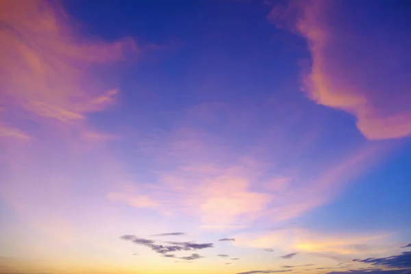 夕日の空の風景青の地平線抽象的な自然美しい雲の風景屋外 — ストック写真