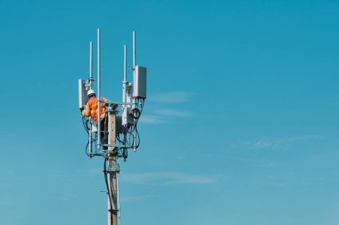 Telekomünikasyon anten kulesindeki teknisyen
