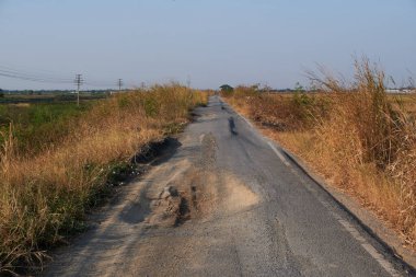 Caddedeki asfalt yüzeyi kötü inşaat nedeniyle yıkıldı.