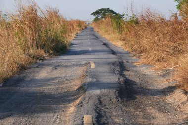Caddedeki asfalt yüzeyi kötü inşaat nedeniyle yıkıldı.
