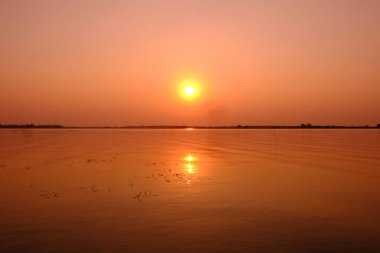 Gün batımında nehir, doğada gün batımı güzel.