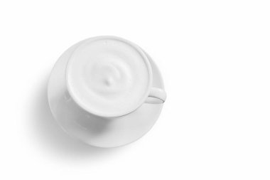 Beyaz arkaplanda sıcak süt, kırpma yolu