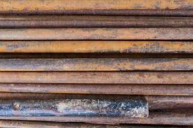 Paslı duvardaki boyayı soyuyordum. Tasarım, şablon, kapak, üst üste bindirme dokusu, arkaplan ve diğer için boş, eski çelik arka planın yüzeyi.