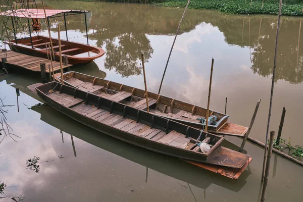運河の自然 風景静かな場所のローボート — ストック写真