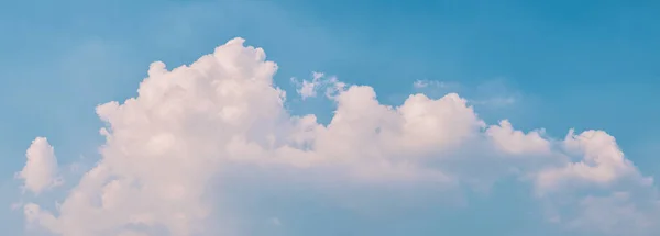 Σύννεφα Ουρανό Μπλε Χνουδωτό Καθαρό Σαφές Cloudscape Όμορφο Λευκό Λαμπερό — Φωτογραφία Αρχείου