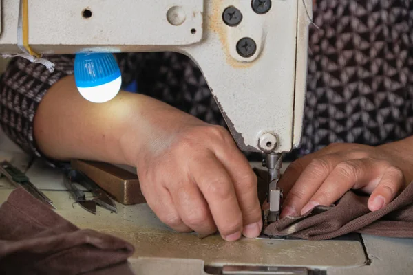 Tailor Pushes Sew Fabric Repairs Sewing Machine — Stock Photo, Image