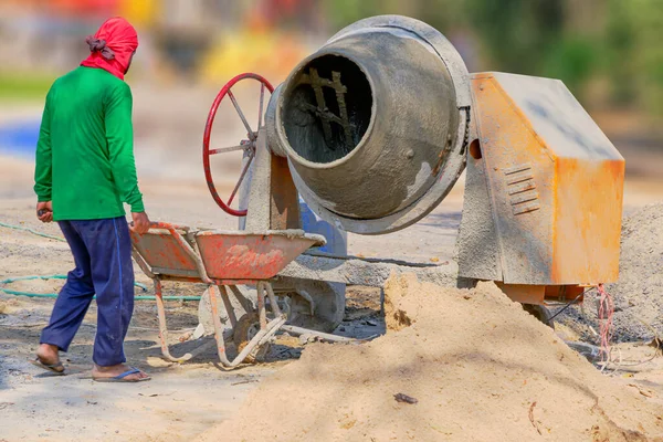 Lavori Costruzione Scaricano Cemento Mescolato Con Una Carriola — Foto Stock