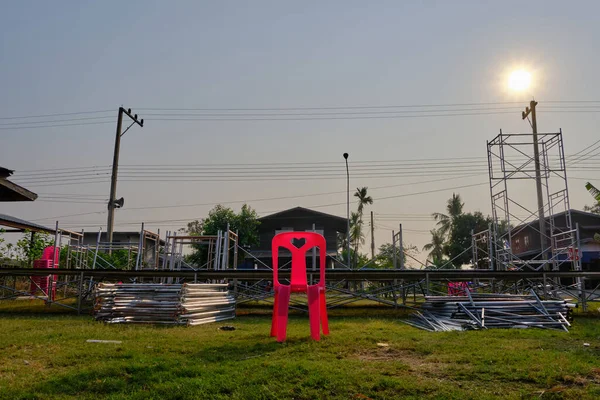 コンサート後に空のステージを持つ赤いプラスチック製の椅子 — ストック写真