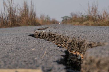 Caddedeki asfalt yüzeyi kötü inşaat nedeniyle yıkıldı.