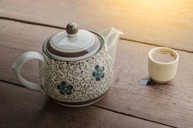 Sıcak çay, demlik ve ahşap masa.