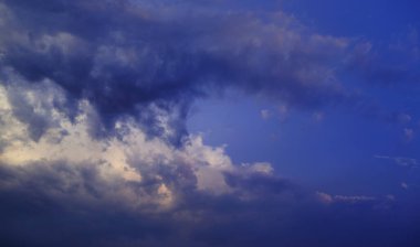 Bulut fırtınası karanlık, dramatik gökyüzü fırtınalı