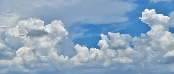 Nuvens Brancas Macias Vasto Céu Azul — Fotografia de Stock