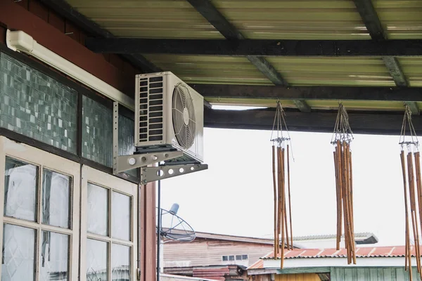 家の側面に設置されている空気圧縮機 — ストック写真