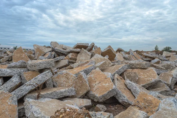 Beton kalıntıları.
