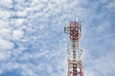 Mavi gökyüzü arkaplanındaki anten