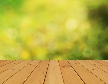 Ahşap zemin bulanık yeşil zemin üzerine