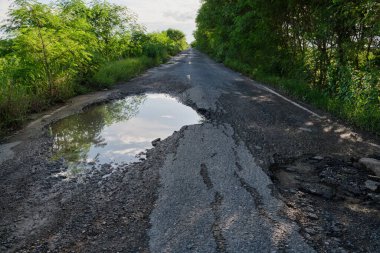 Caddedeki asfalt yüzeyi kötü inşaat nedeniyle yıkıldı.