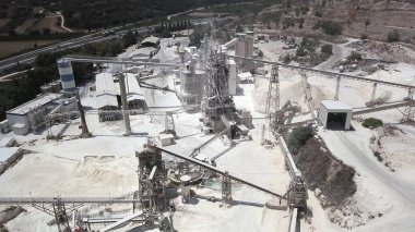 Madencilik ve işleme tesisi, borular ve duman manzarası. Endüstriyel bina. Taş ve kireç ocağı.