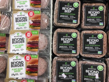 Tel Aviv, İsrail - 5 Ekim 2020: Marketin et bölümünde Beyond Meat markası temelli Beef Beef paketleri.