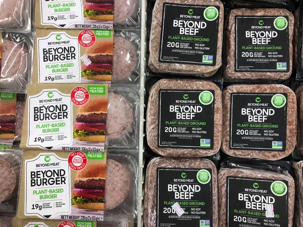 Tel Aviv, İsrail - 5 Ekim 2020: Marketin et bölümünde Beyond Meat markası temelli Beef Beef paketleri.
