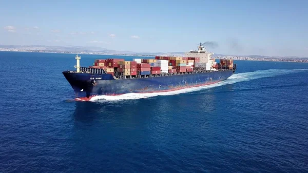 Hayfa, İsrail - 1 Ekim 2020: ULCV tamamen yük konteynırıyla dolu. Ultra büyük konteynır gemisi. — Stok fotoğraf