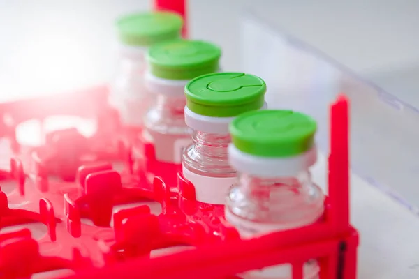 Laboratóriumi palack vakcina száraz jégen tárolva. — Stock Fotó