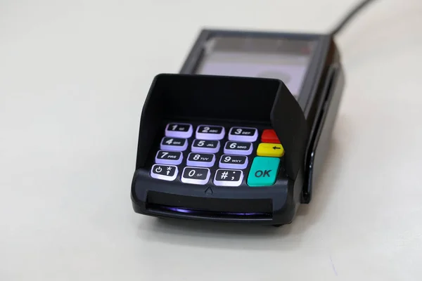 Kredi kartı okuyucu ya da POS terminali. Ödeme terminali. — Stok fotoğraf