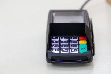 Kredi kartı okuyucu ya da POS terminali. Ödeme terminali.