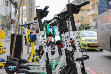 Tel Aviv, İsrail: 23 Kasım 2020: Tel Aviv caddesinde elektrikli scooter marka park yeri.