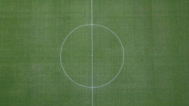 Futbol sahasının merkezinin havadan görünüşü. Futbol ve futbol sahasının çimlerine odaklan.