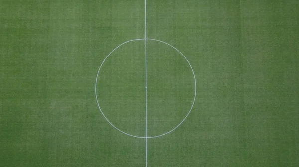 Luchtfoto van een centrum van voetbalveld. Centerline op gras van voetbal en voetbalveld. — Stockfoto