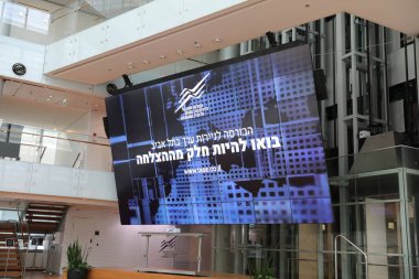 TEL AVIV, ISRAEL - 23 Kasım 2020: Tel Aviv Borsası İçişleri Binası. Büyük Ekranı Stokla.