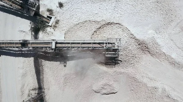 Máquina de planta trituradora de piedra. Equipos de cantera para la producción de materiales de construcción. — Foto de Stock