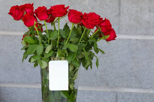红色玫瑰，花瓣，空白礼卡. — 图库照片