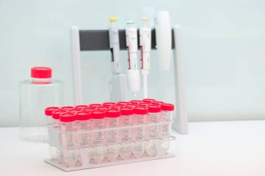 Laboratuvarda bir grup plastik test tüpü.. 