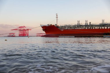 Petrol tankeri limana yükleniyor. Yakıt tankeri gemisi sanayi bölgesine yanaştı. LPG tankeri.