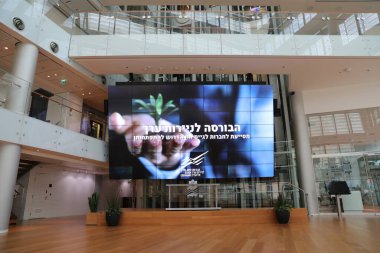 TEL AVIV, ISRAEL - 23 Kasım 2020: Tel Aviv Borsası İçişleri Binası. Büyük Ekranı Stokla.