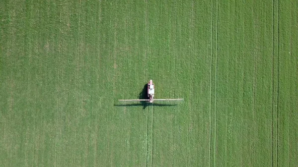 Pulverización agrícola. Maquinaria agrícola pulverización de insecticida al campo verde. — Foto de Stock