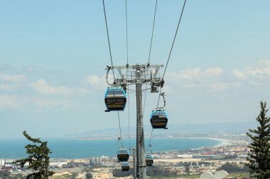 HAIFA, İSRAİL. 26 Nisan 2021: Hayfa Üniversitesi ve Teknik Enstitüsü 'nü Merkez Ulaşım İstasyonuna bağlayan yeni teleferik.