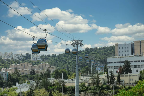 HAIFA, İSRAİL. 26 Nisan 2021: Hayfa Üniversitesi ve Teknik Enstitüsü 'nü Merkez Ulaşım İstasyonuna bağlayan yeni teleferik.