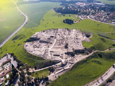 İsrail 'deki Megiddo Ulusal Parkı. İncil 'deki Tel Megiddo arkeolojik alanı dünyanın sonu olarak da bilinir..