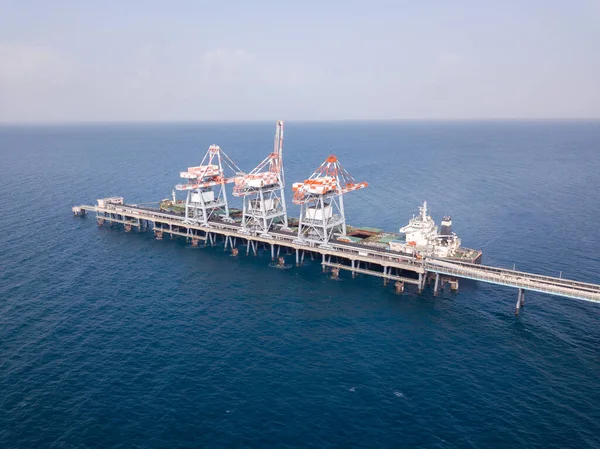 Schüttgut-Containerschiff entlädt Kohle im Kraftwerkshafen. — Stockfoto