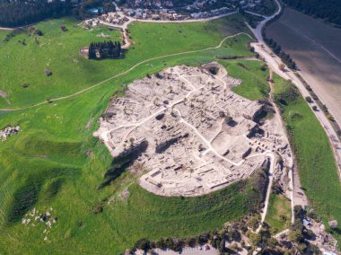 İsrail 'deki Megiddo Ulusal Parkı. İncil 'deki Tel Megiddo arkeolojik alanı dünyanın sonu olarak da bilinir..