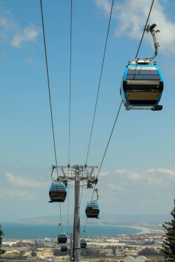 HAIFA, İSRAİL. 26 Nisan 2021: Hayfa Üniversitesi ve Teknik Enstitüsü 'nü Merkez Ulaşım İstasyonuna bağlayan yeni teleferik.