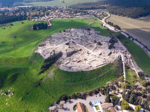 Megiddo nationalpark i Israel. Arkeologiska platsen för bibliska Tel Megiddo även känd som Armageddon slutet av världen. — Stockfoto