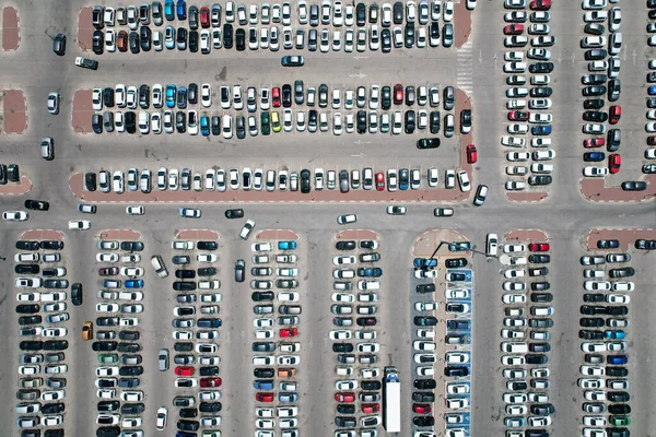 Parkoviště nákupního centra, shora dolů letecké střelby. — Stock fotografie