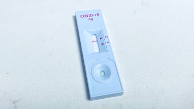 Coronavirus SARS testi evde yapılıyor. COVID-19 Coronavirus için hızlı test kaseti.