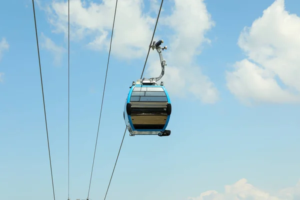 素晴らしい空と雲に対するケーブルカーキャビン。ケーブルウェイ緑の輸送. — ストック写真